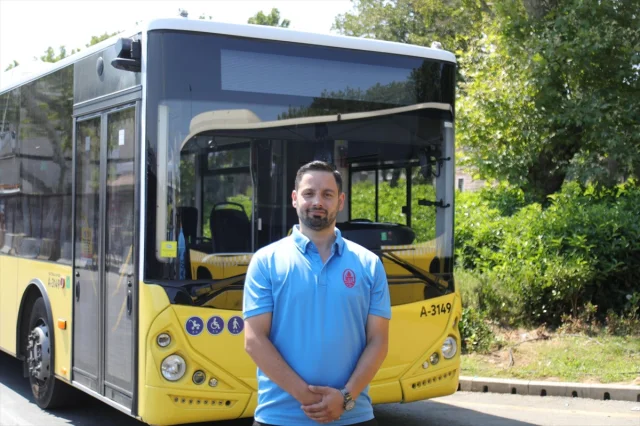 İETT Şoförü Yanan Türk Bayrağına Cesur Müdahale Yapıyor