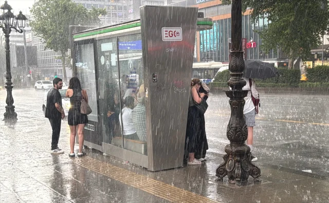 Ankara'yı Sağanak ve Fırtına Vurdu: Hayat Olumsuz Etkilendi