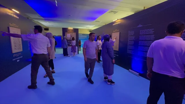 Van'da "Suda Saklı Sözler" Edebiyat Sergisi Ziyaretçileri Bü...