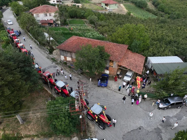 Düzce'de Sünnet Düğününe Traktörlü Konvoy Renk Kattı