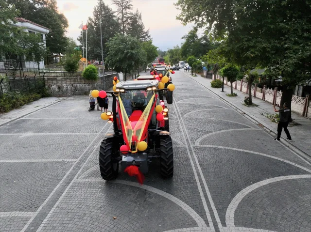 Düzce'de Sünnet Düğününe Traktörlü Konvoy Renk Kattı