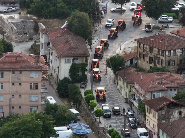 Düzce'de Sünnet Düğününe Traktörlü Konvoy Renk Kattı