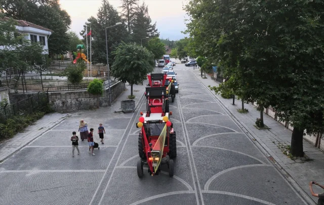 Düzce'de Sünnet Düğününe Traktörlü Konvoy Renk Kattı