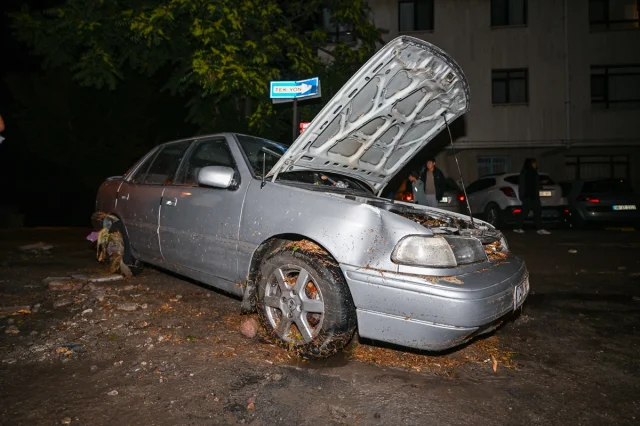Ankara'da Yağmur ve Fırtına Hayatı Olumsuz Etkiledi