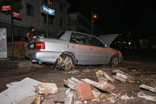 Ankara'da Yağmur ve Fırtına Hayatı Olumsuz Etkiledi