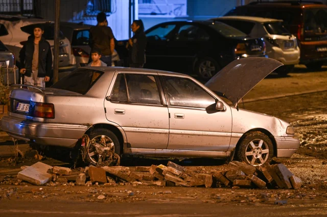 Ankara'da Yağmur ve Fırtına Hayatı Olumsuz Etkiledi