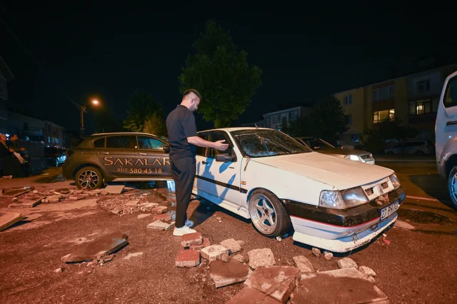Ankara'da Yağmur ve Fırtına Hayatı Olumsuz Etkiledi
