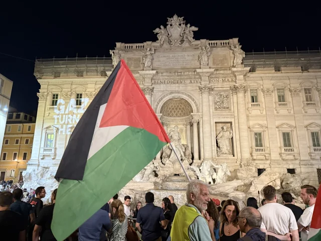 Trevi Çeşmesi'nde Gazze İçin Etkileyici Protesto