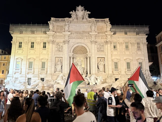Trevi Çeşmesi'nde Gazze İçin Etkileyici Protesto