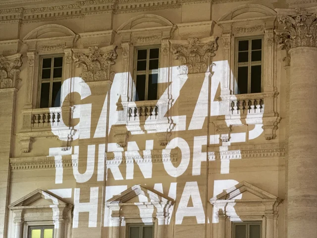 Trevi Çeşmesi'nde Gazze İçin Etkileyici Protesto