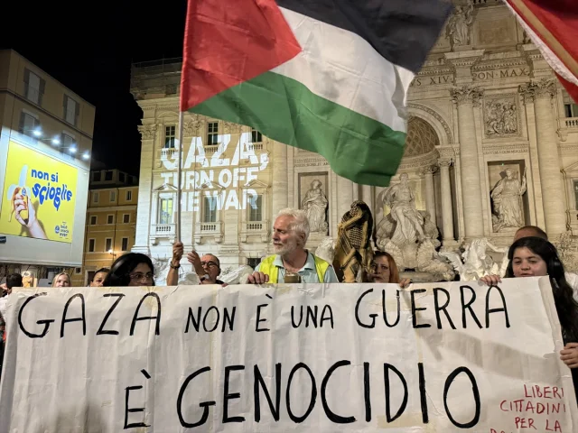 Trevi Çeşmesi'nde Gazze İçin Etkileyici Protesto