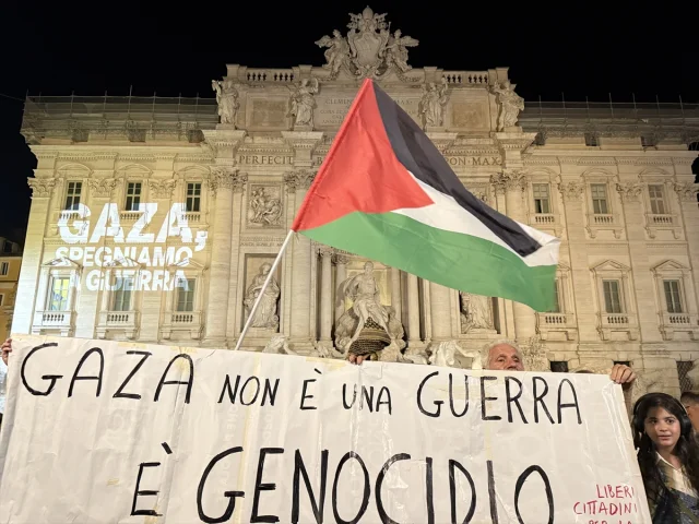 Trevi Çeşmesi'nde Gazze İçin Etkileyici Protesto