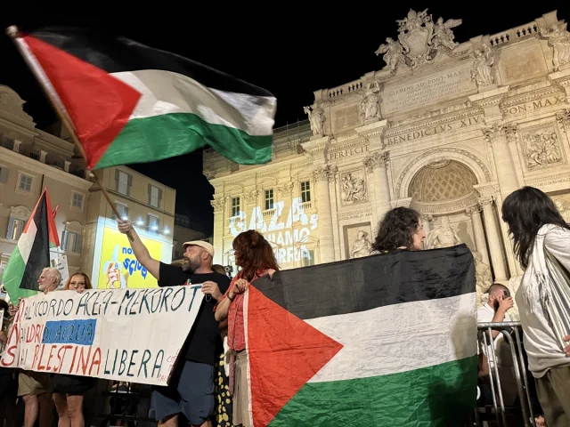 Trevi Çeşmesi'nde Gazze İçin Etkileyici Protesto