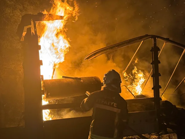 Uşak'ta Tır Yangını Alarm Verdirdi