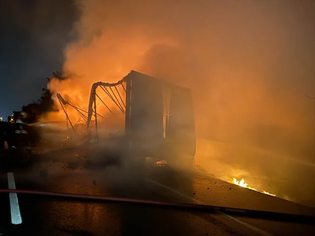 Uşak'ta Tır Yangını Alarm Verdirdi