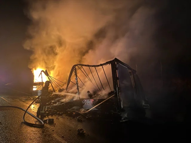 Uşak'ta Tır Yangını Alarm Verdirdi