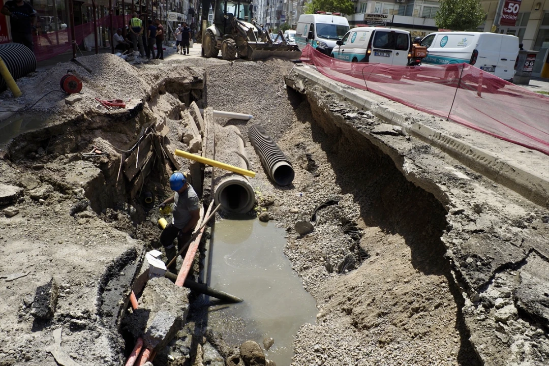 İzmir Bornova'da Doğal Gaz Borusu Patladı: Trafikte Kaos
