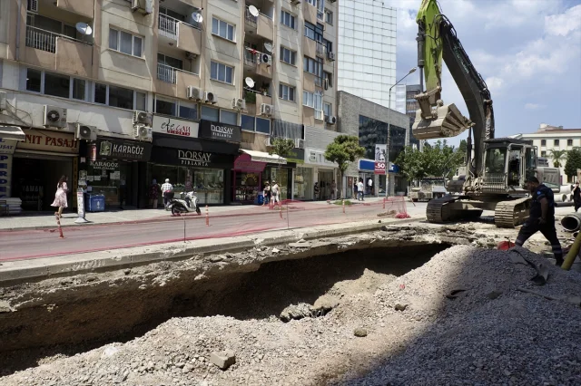 İzmir Bornova'da Doğal Gaz Borusu Patladı: Trafikte Kaos