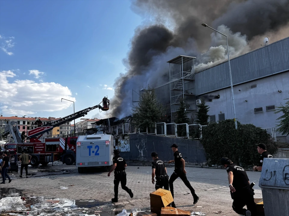 Malatya'nın Hırdavat Mağazasında Dev Yangın: Müdahale Sürüyor