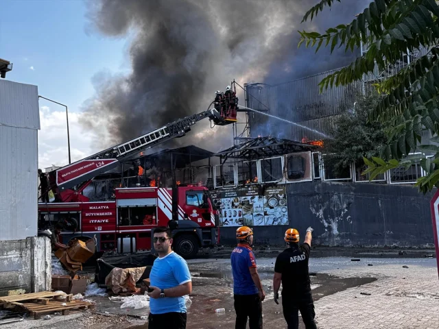 Malatya'nın Hırdavat Mağazasında Dev Yangın: Müdahale Sürüyor