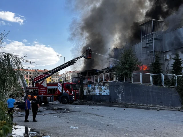 Malatya'nın Hırdavat Mağazasında Dev Yangın: Müdahale Sürüyor