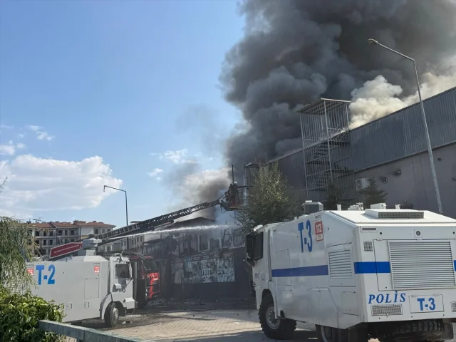 Malatya'da Hırdavat Mağazasında Çıkan Yangın Panik Yarattı
