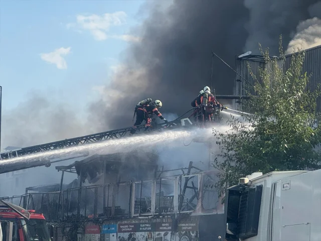 Malatya'da Hırdavat Mağazasında Çıkan Yangın Panik Yarattı