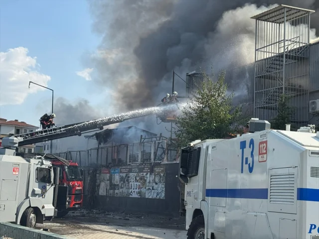 Malatya'da Hırdavat Mağazasında Çıkan Yangın Panik Yarattı