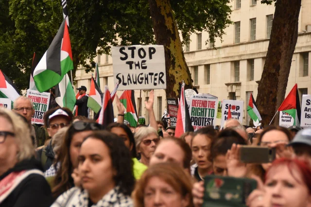Londra'da Filistin İçin Güçlü Dayanışma Yürüyüşü