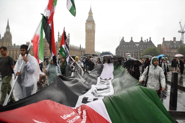 Londra'da Filistin İçin Güçlü Dayanışma Yürüyüşü