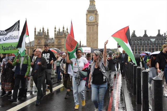 Londra'da Filistin İçin Güçlü Dayanışma Yürüyüşü