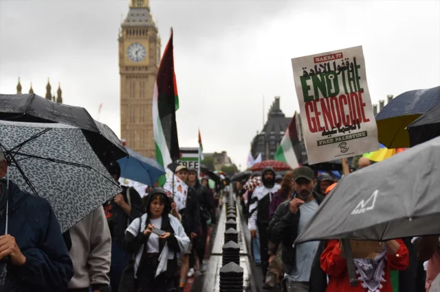 Londra'da Filistin İçin Güçlü Dayanışma Yürüyüşü