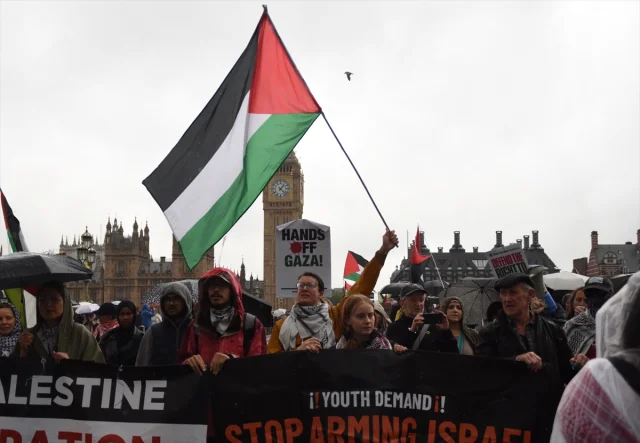 Londra'da Filistin İçin Güçlü Dayanışma Yürüyüşü