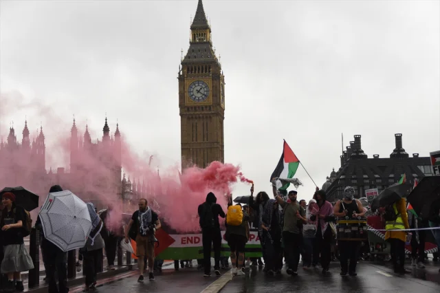 Londra'da Filistin İçin Güçlü Dayanışma Yürüyüşü