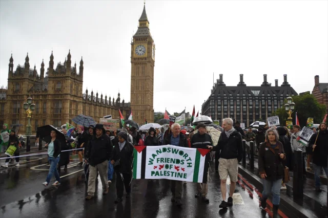 Londra'da Filistin İçin Güçlü Dayanışma Yürüyüşü