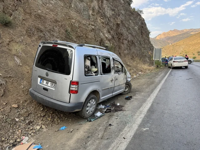 Hakkari'de Ticari Araç Kazası Yetkilileri Harekete Geçirdi