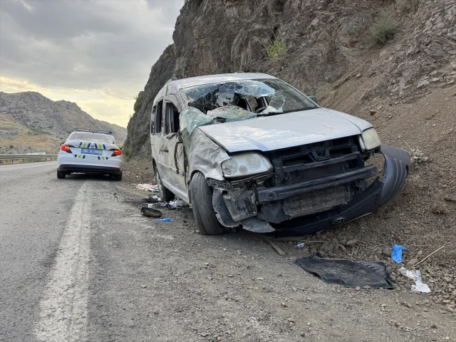 Hakkari'de Ticari Araç Kazası Yetkilileri Harekete Geçirdi