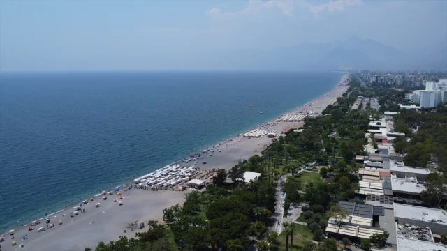 Antalya Sıcak Hava Dalgasıyla Mücadele Ediyor