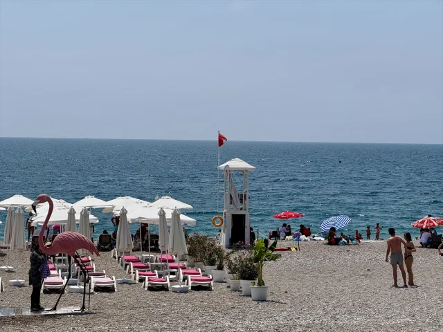 Antalya Sıcak Hava Dalgasıyla Mücadele Ediyor