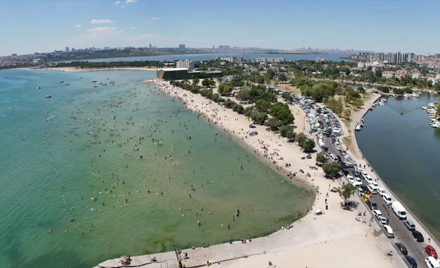 İstanbulluların Serinleme Rotası: Boğaz'dan Parklara Uzanan Keyifli Anlar