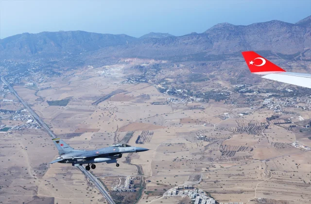 Cumhurbaşkanı Erdoğan'ın KKTC Ziyaretine F-16 Karşılama Uçuşu