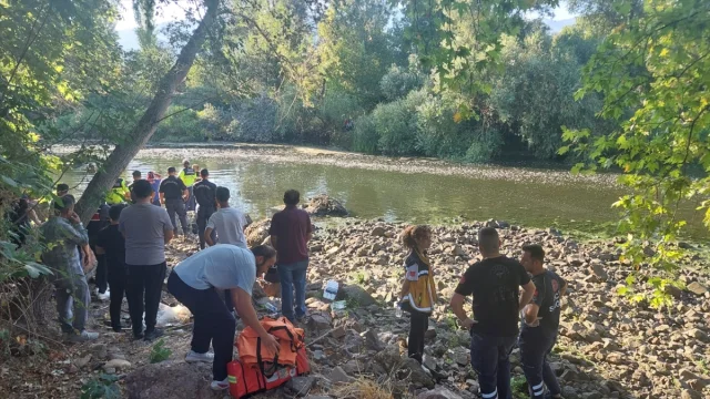 Eskişehir'de Sakarya Nehri'nde Kayıp Olan Kişiler İçin Yoğun...