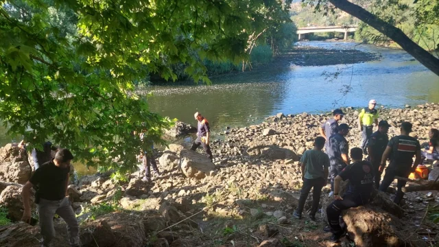 Eskişehir'de Sakarya Nehri'nde Kayıp Olan Kişiler İçin Yoğun Arama Çalışmaları