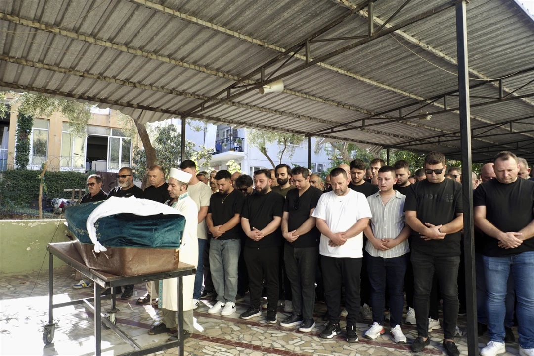 İzmir'de Şiddet: Eski Eş Tarafından Öldürülen Kadın Son Yolculuğuna Uğurlandı