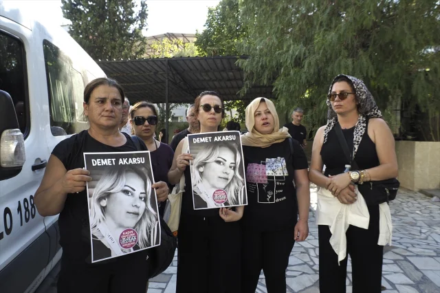İzmir'de Şiddet: Eski Eş Tarafından Öldürülen Kadın Son Yolculuğuna Uğurlandı