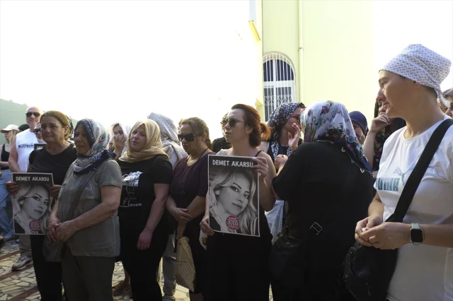 İzmir'de Şiddet: Eski Eş Tarafından Öldürülen Kadın Son Yolculuğuna Uğurlandı