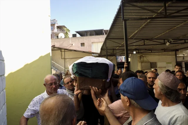 İzmir'de Şiddet: Eski Eş Tarafından Öldürülen Kadın Son Yolculuğuna Uğurlandı