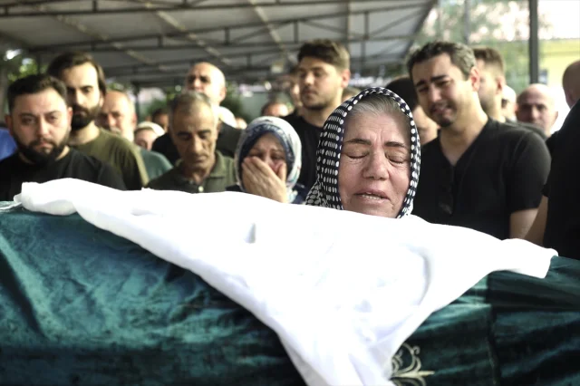 İzmir'de Şiddet: Eski Eş Tarafından Öldürülen Kadın Son Yolculuğuna Uğurlandı