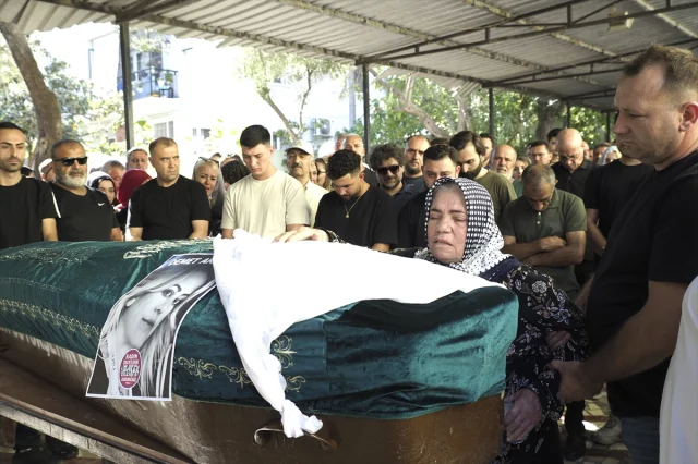 İzmir'de Şiddet: Eski Eş Tarafından Öldürülen Kadın Son Yolculuğuna Uğurlandı