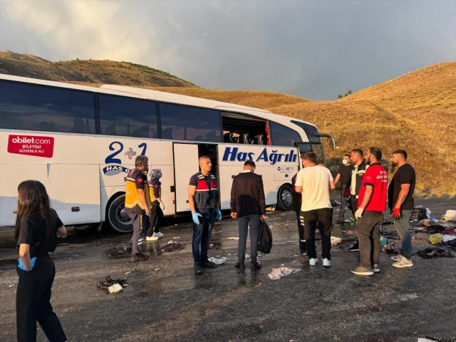 Sivas'ta Yolcu Otobüsü Kazası: 3 Can Kaybı 24 Yaralı